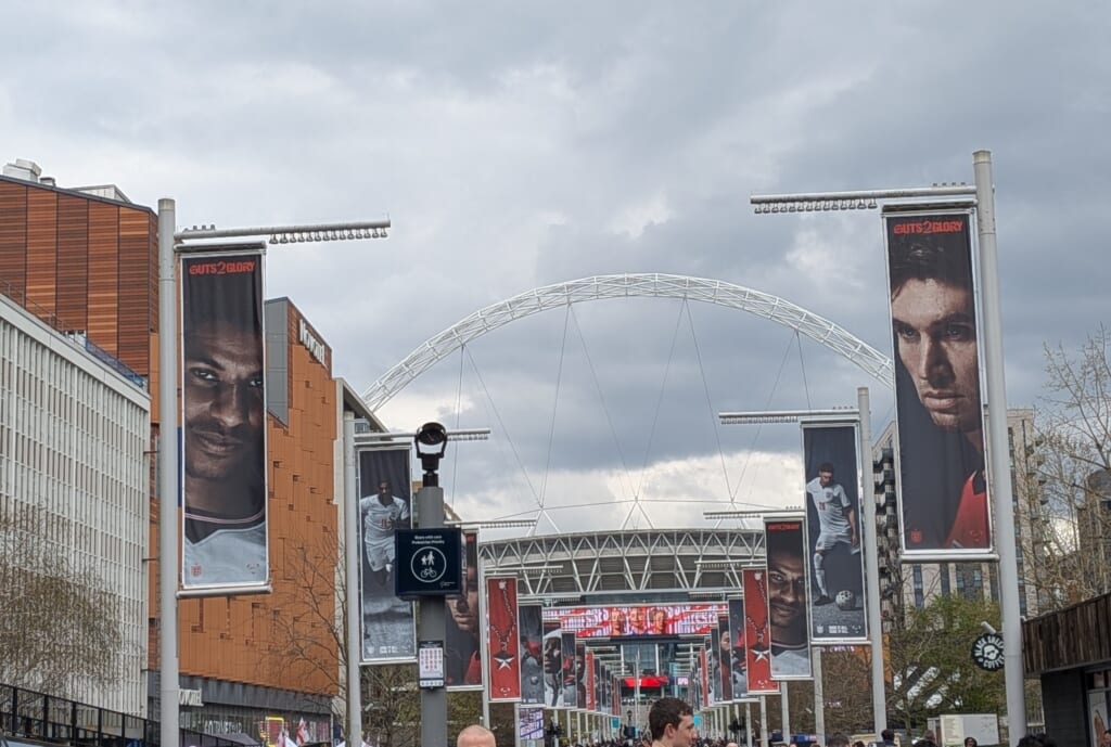 ウェンブリー・スタジアム前の道