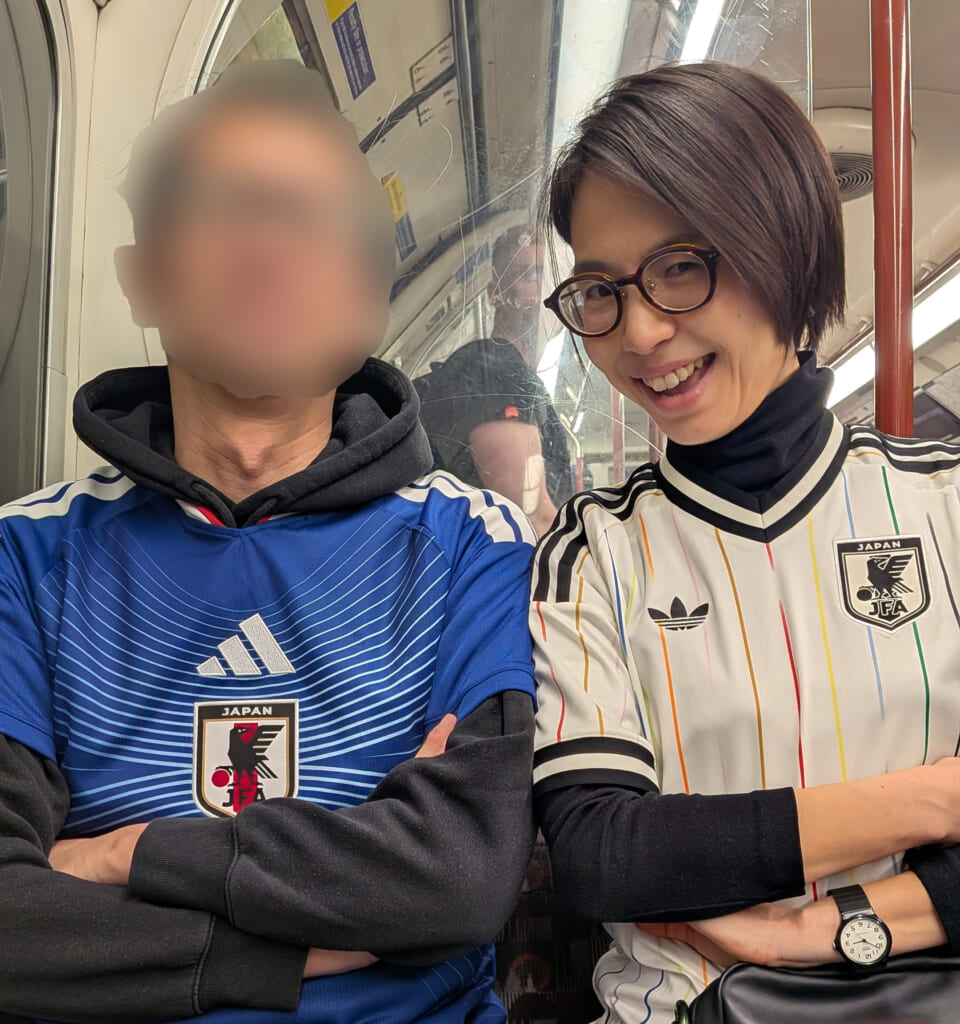 ユニフォームを着た男性と女性