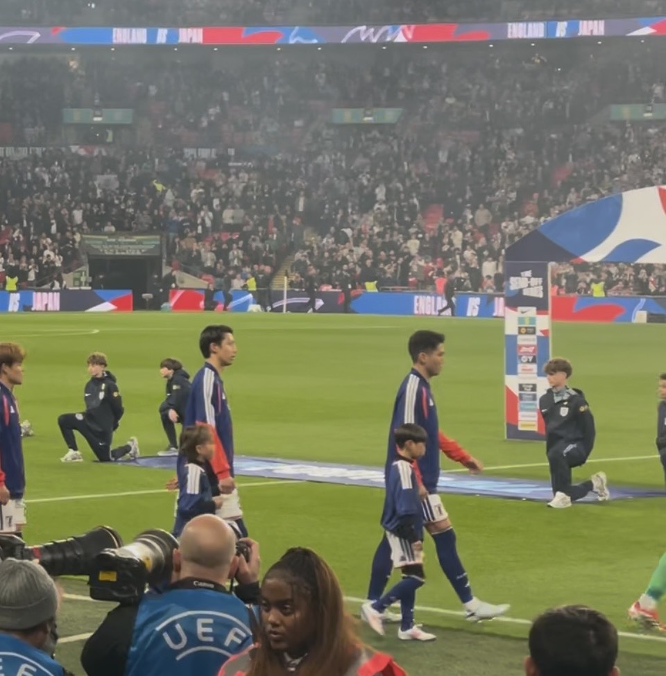 サッカー日本代表とエスコートキッズ