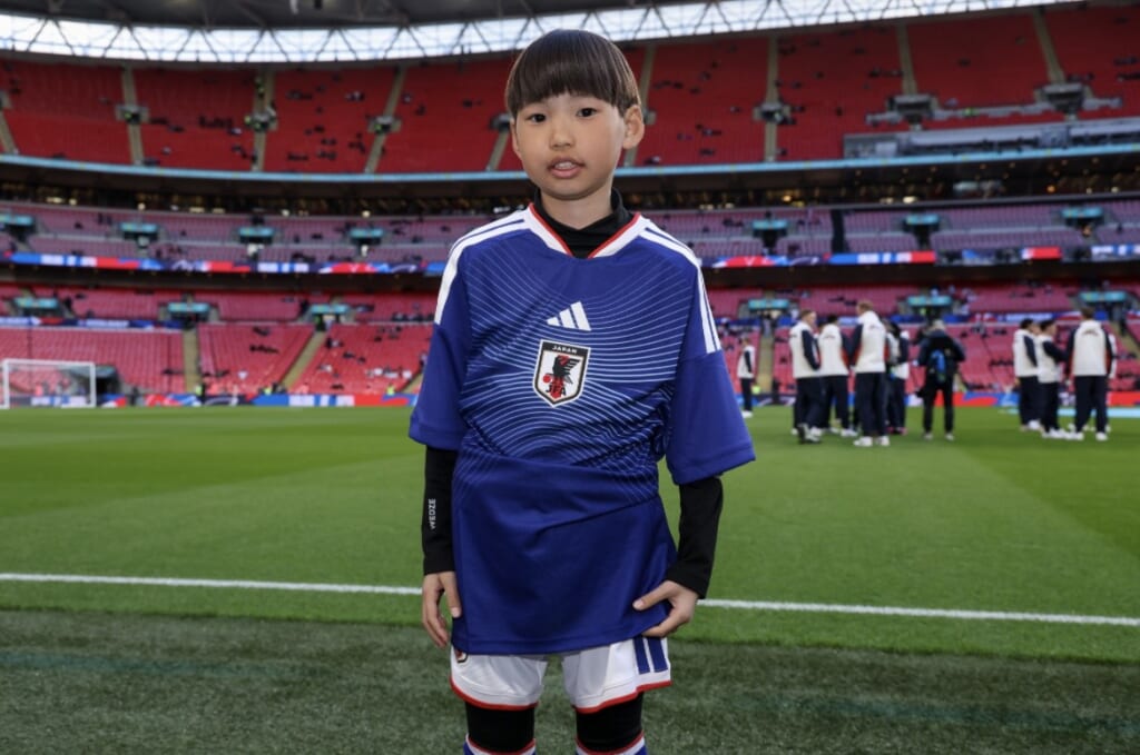 ユニフォームを着た男児