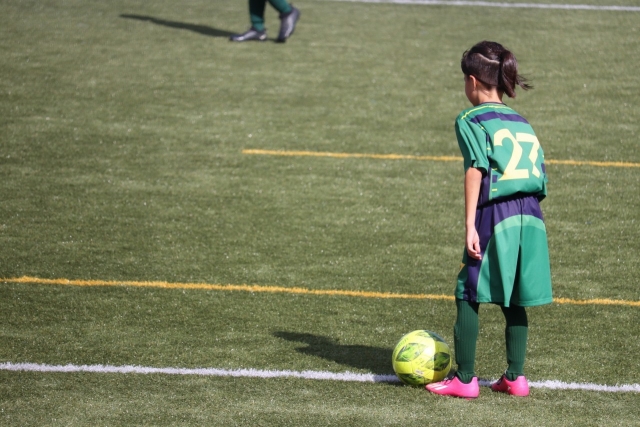 サッカーをしている子ども