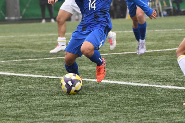 サッカーをしている子ども