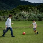 サッカーをしている親子