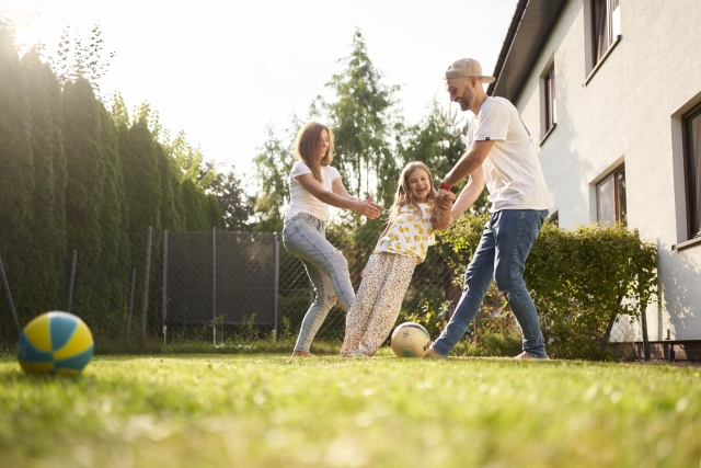 サッカーをしている家族