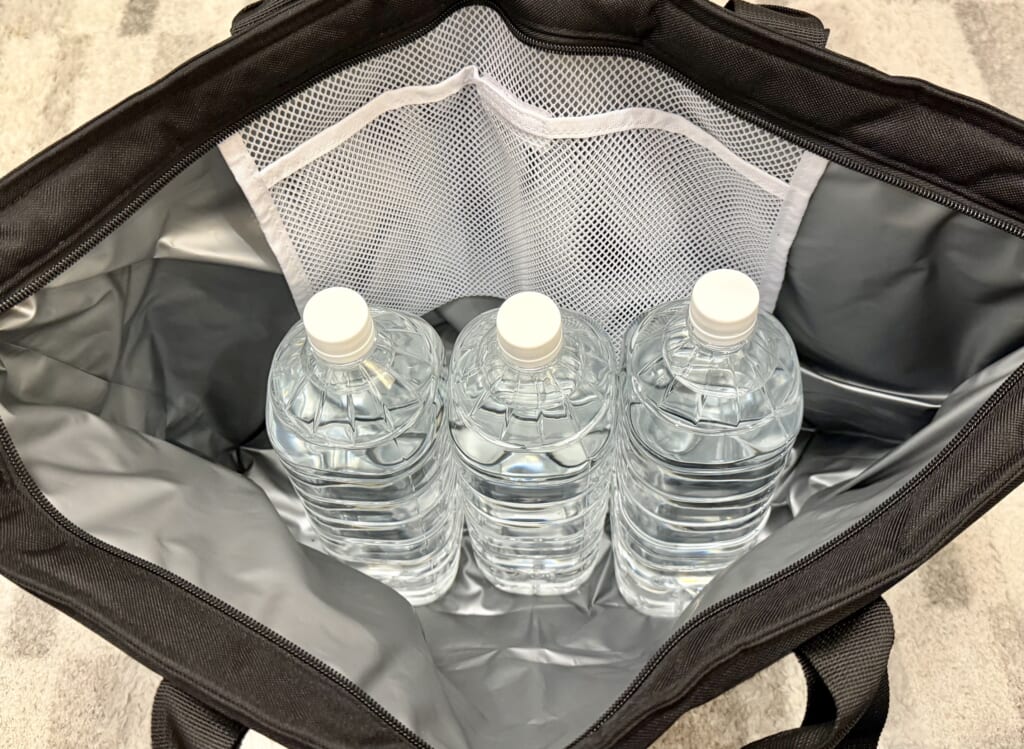 ペットボトルが入ったバッグ