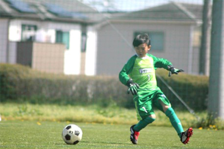 サッカーをしている子ども