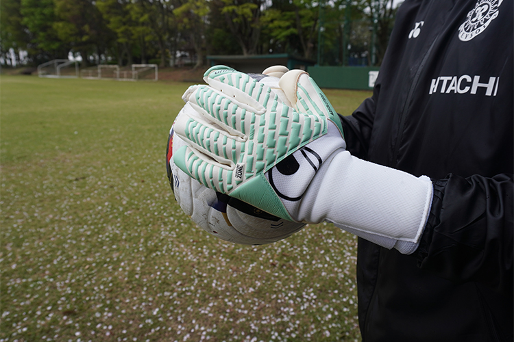 最新ゴールキーパークラブ「ファングマシーネ アブソルートグリップ タイト ハーフネガティブ」|footies! vol.72