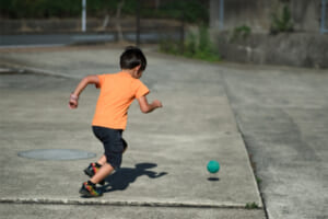 「頑張ってね！」より伝わる？ サッカーの大事な試合前、我が子の背中にそっと触れる理由